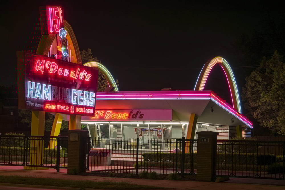 Imagem da réplica do 1º restaurante Mc Donalds, arcos dourados. 