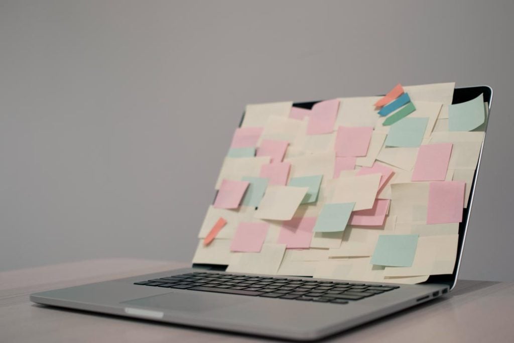Tela de notebook cheia de post it 